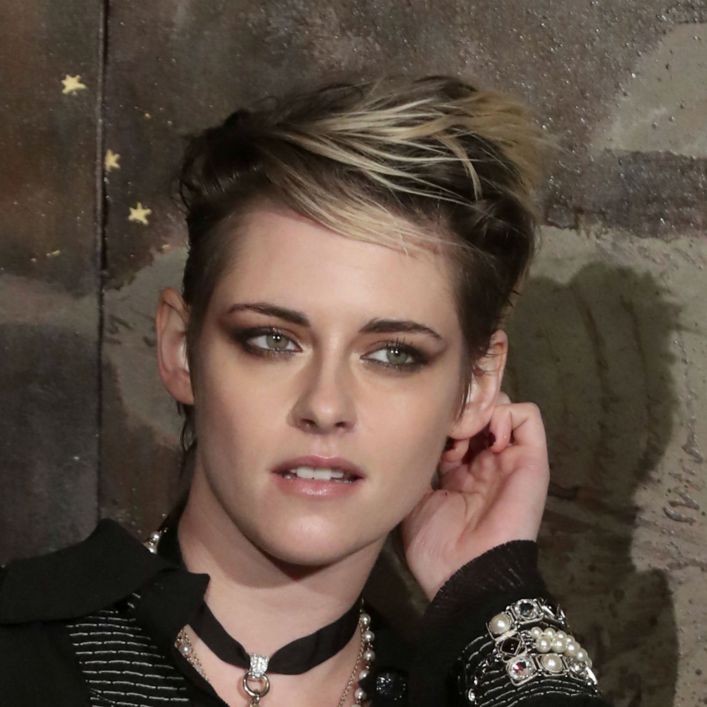 This is kristen Stewart broken two thumbs Photo